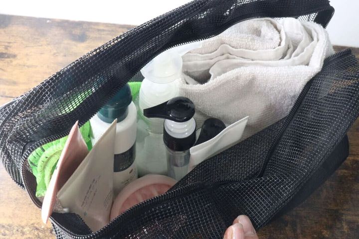 スクエアメッシュスパバッグにシャンプーボトルなど