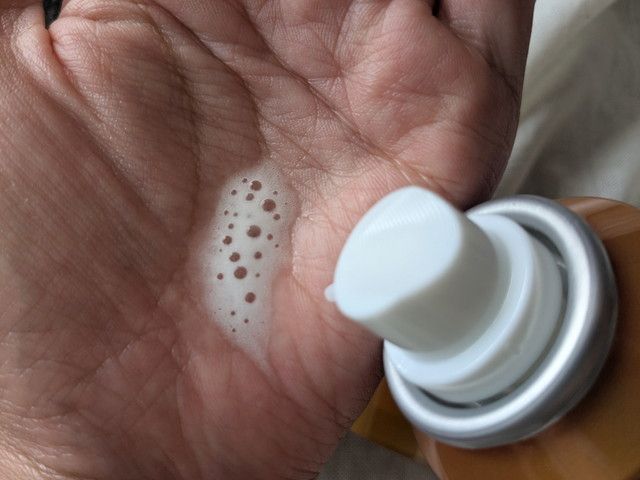 ヘッドスパ ヘアグロースセラムを手のひらに出した白い炭酸泡