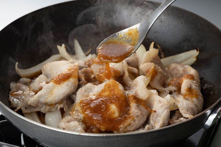 中華鍋で豚肉と玉ねぎに絡める生姜だれ