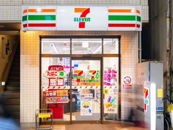 炭火でじっくり焼き上げた国産鶏を使用した「熟成タレの炭火焼鳥重」がセブン-イレブンに登場。だしの効いた御飯と相性抜群の一品です。（サムネイル画像出典：PIXTAより）