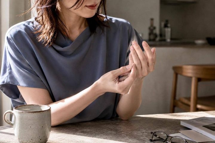 「最近、爪の縦筋が目立ってきた…」40代からの”爪の変化”、その理由とは
