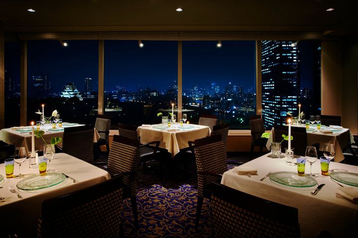 フランス料理「SAKURA」のダイニングと大阪城夜景