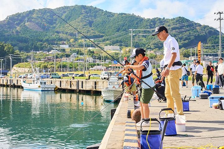 漁港で行われる釣り体験教室の様子