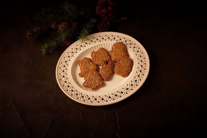 クリスマスツリーやサンタなど型抜きのクリスマスクッキー