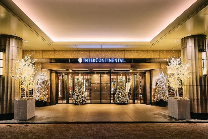 クリスマスツリーで彩られたホテル インターコンチネンタル 東京ベイのエントランス