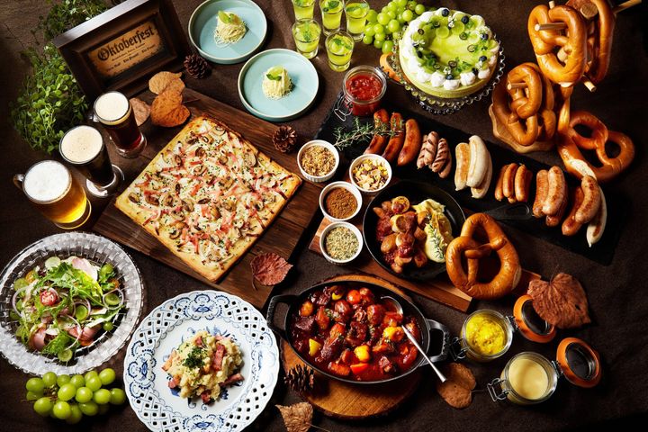 ビールと料理を楽しむブッフェ会場