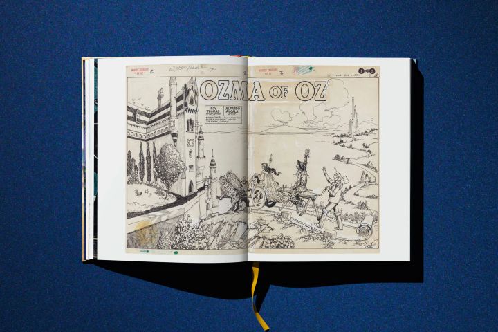 TASCHEN公式図録・城や旅する人物を描く白黒コミックの見開き