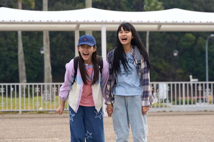 少女時代の章子と友人が笑い合う場面