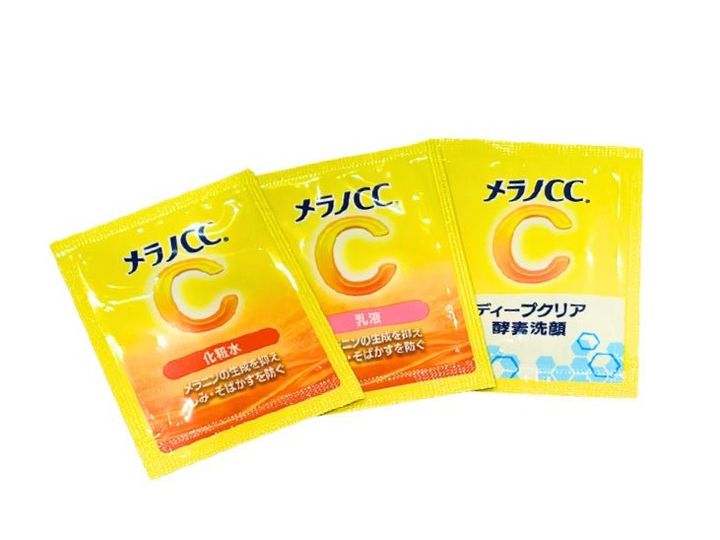 メラノCCサシェットサンプル3種を横に並べた写真