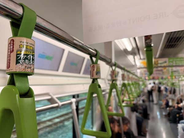 【東京都】「毎日の雑穀習慣」を提案！はくばくが山手線で「つり革ジャック」広告展開中