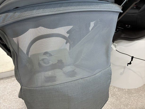 背部のファスナーを外すとメッシュ生地が露出。通気性を高められる
