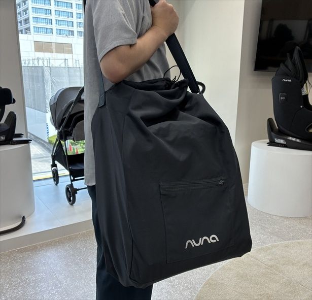 付属のキャリーバッグに入れた状態。機内持ち込み時や長時間持ち歩く際などに活用できる