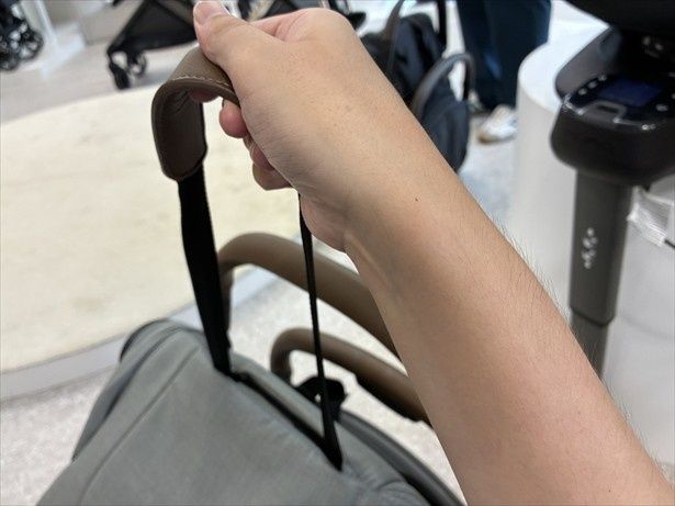 折り畳み時に頂点に位置するキャリーストラップは伸縮式。折り畳んですぐ引っ張って使用できる