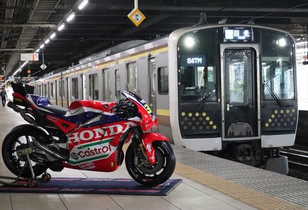 MotoGP(TM)マシンがJR宇都宮駅・日光線ホームに出現(※写真は実際の展示位置と異なります)