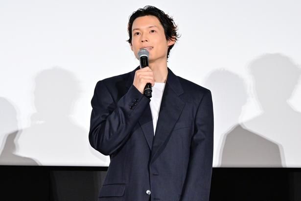 【写真を見る】容疑者の息子、倉木和真役の松村北斗