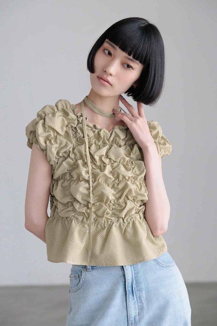 画像: シャーリングブラウスフレンチスリーブ（ベージュ）¥6,600（ローリーズファーム） 出典：ローリーズファーム