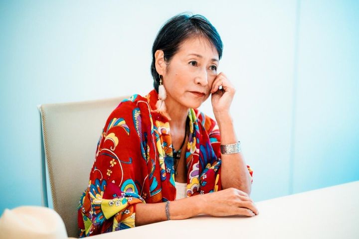 歌に救われ、催眠療法で解放された––––【EPOさん】が母との傷を越えてカウンセリングスタジオを開くまで