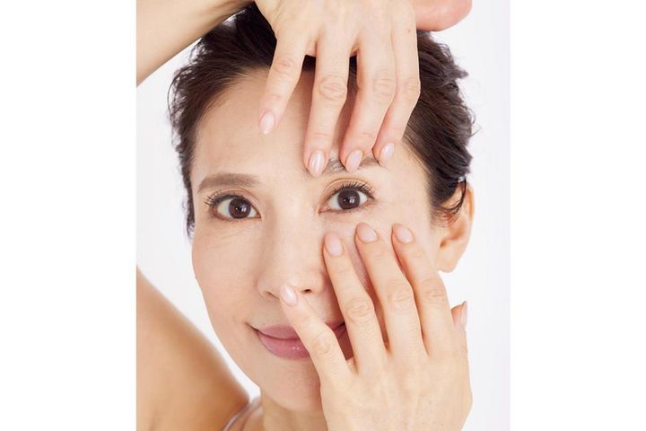 目のたるみ・むくみをすっきり見せたい人へ 佐藤由美子さん直伝「筋膜リフト美顔」目元セルフケア