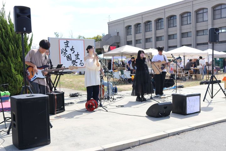 屋外ステージでのAcoustic Band Clubによる演奏