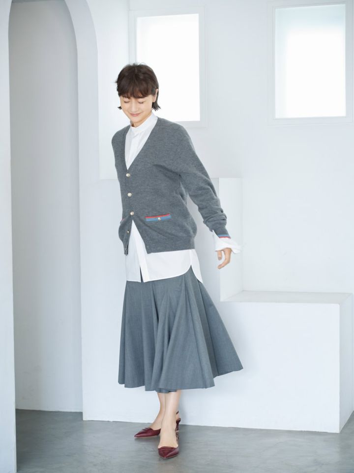 カーディガン¥82,500／トゥモローランド ビー（トゥモローランド 渋谷本店）、中に着たシャツ¥89,100／コート（メゾン・ディセット）、スカート¥88,000／ストラスブルゴ（ストラスブルゴ カスタマーセンター）、シューズ¥147,400／マローン・ディセット（メゾン・ディセット）