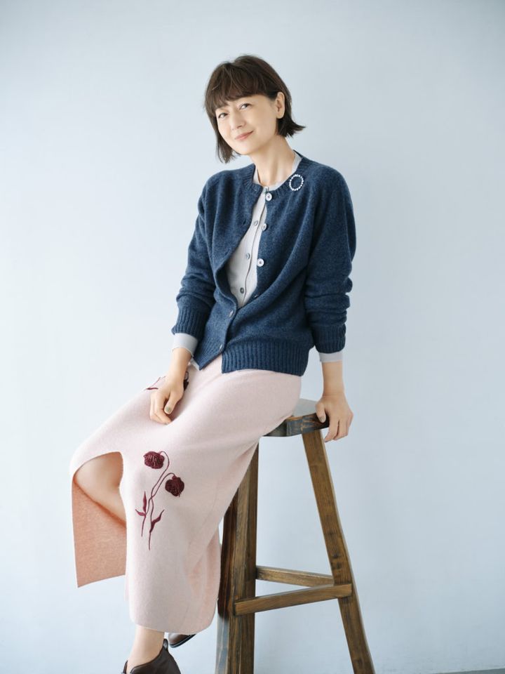 ウールカーディガン¥84,000、中に着たカシミアカーディガン¥132,000／ともにジョンストンズオブ エルガン（エドストローム オフィス）、刺しゅうニットスカート¥229,900／アーデム（メゾン・ディセット）、シューズ¥85,800／ペレック（ファイブスパイス）、ブローチ／スタイリスト私物