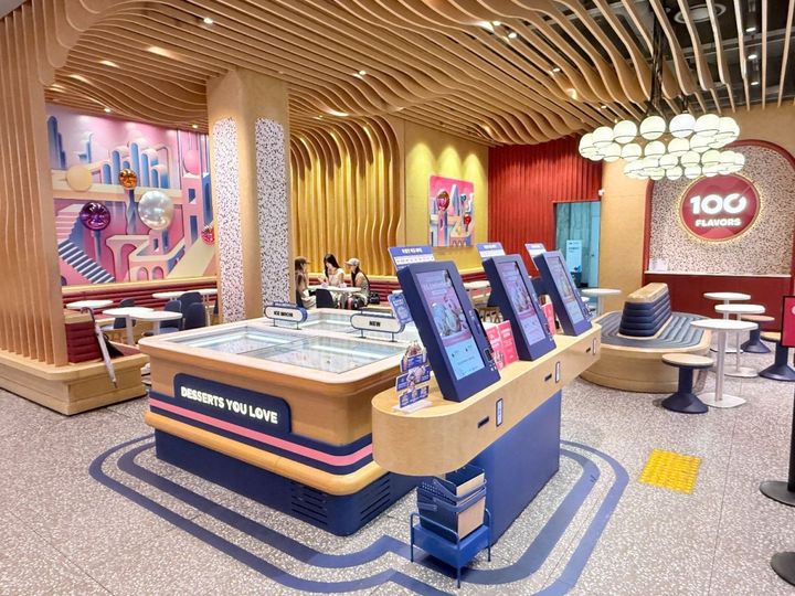 「100 FLAVORS」の文字が目を引く店内