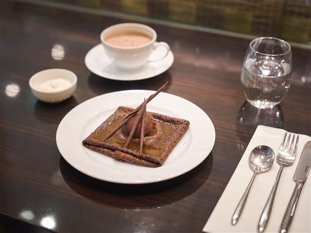 「ムニュ クレープ ショコラ オランジュ」（お好みのドリンク付きセット）2310円。2026年2月時点の季節限定メニュー