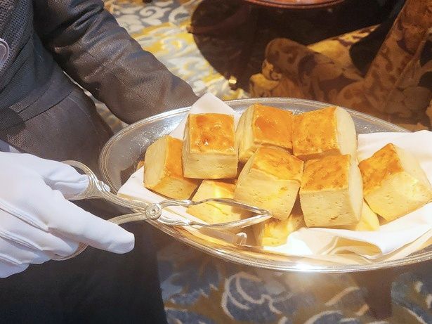 温かいスコーンがテーブルまで運ばれる