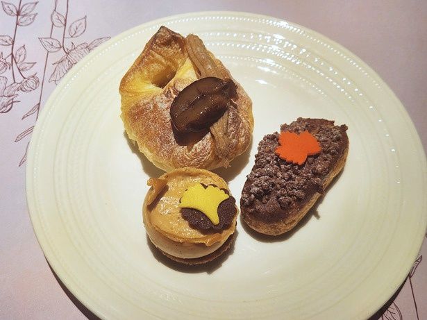 「ダークチョコレートエクレアとキャンディードピーカンナッツクランチ」、「なめらかなキャラメル・フランとクリスピーパイ」、「シナモンアップルジャムのビションとマロンクリーム」