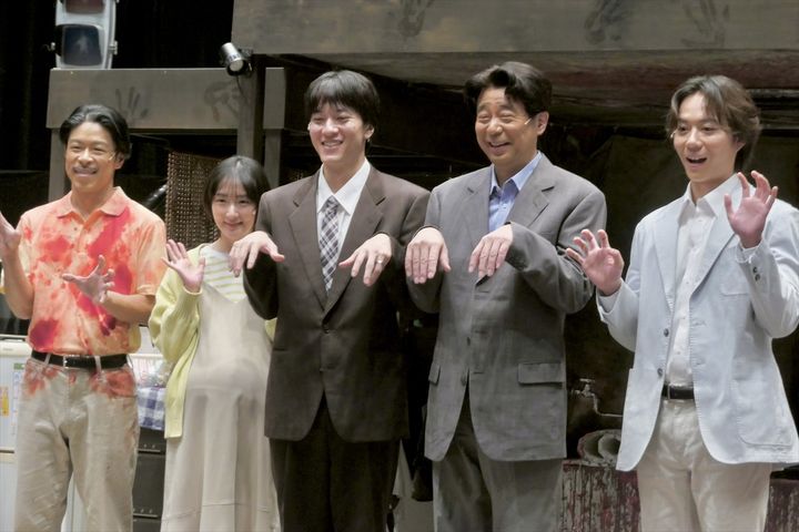 舞台『呪怨 THE LIVE ‐再念‐』囲み取材に登場した（左から）松本利夫、生駒里奈、松島庄汰、有野晋哉、杉本琢弥 クランクイン！ 写真：宮崎新之 width=