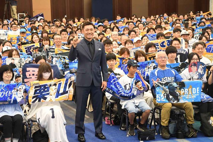 画像: (C) 引退会見を終えた栗山選手は、朝早くから会場に集まったファンらと記念撮影に臨んだ