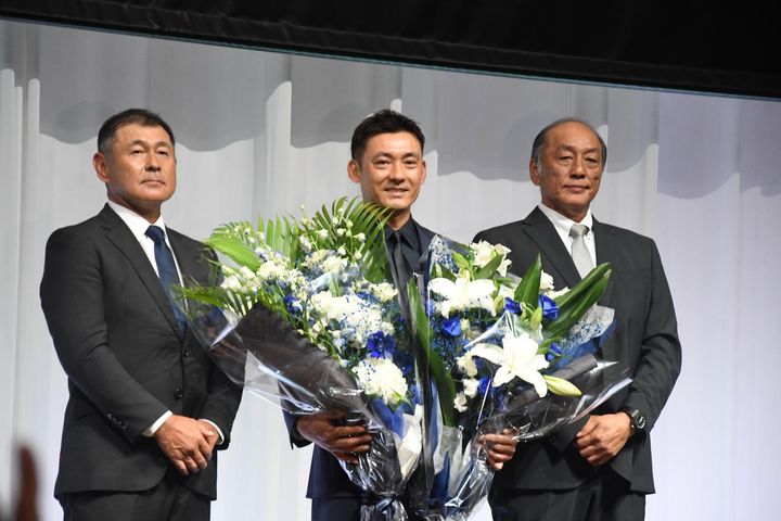 画像: (C)JUN.S 2008年に日本一を達成した時の指揮官だった渡辺久信氏、入団時に二軍監督として出会った田辺徳雄氏が会見後に登場し、25年の現役生活を労った。