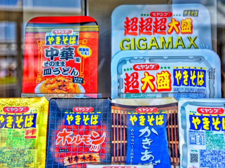 ペヤング公式Xは「野沢菜ペペロン風やきそば」の好評発売を告知。和テイストのペペロンチーノ風やきそばが数量限定で登場しました。（サムネイル画像出典：PIXTAより）