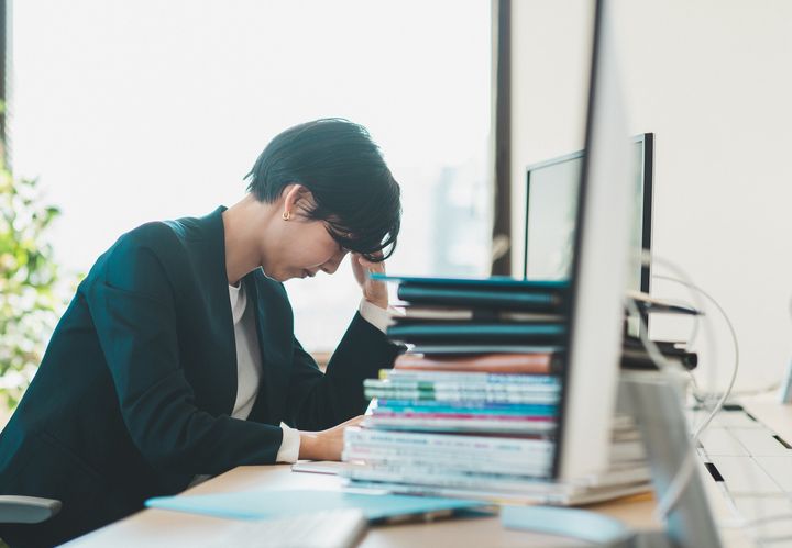 軽い気持ちの噂話が、会社の信頼を揺るがす情報漏洩に繋がります。