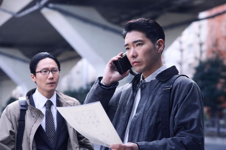 映画『白鳥とコウモリ』より事件を捜査する五代刑事（柄本佑）と中町刑事（前原滉）