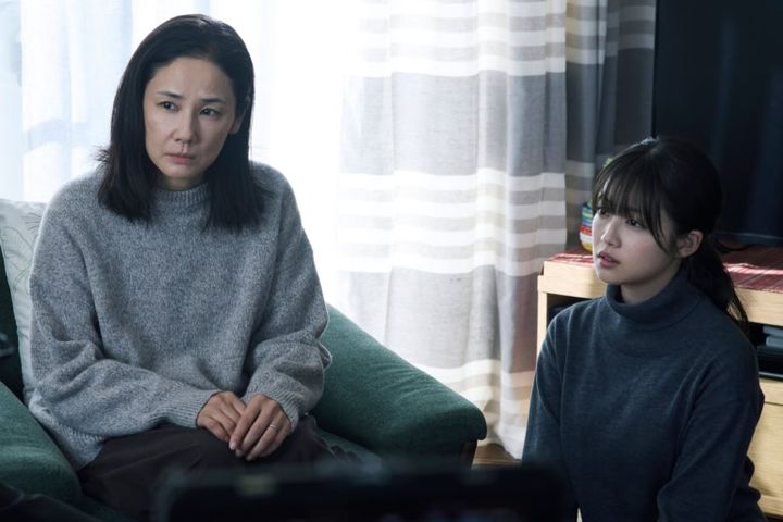 映画『白鳥とコウモリ』より美令の母・綾子（吉田羊）