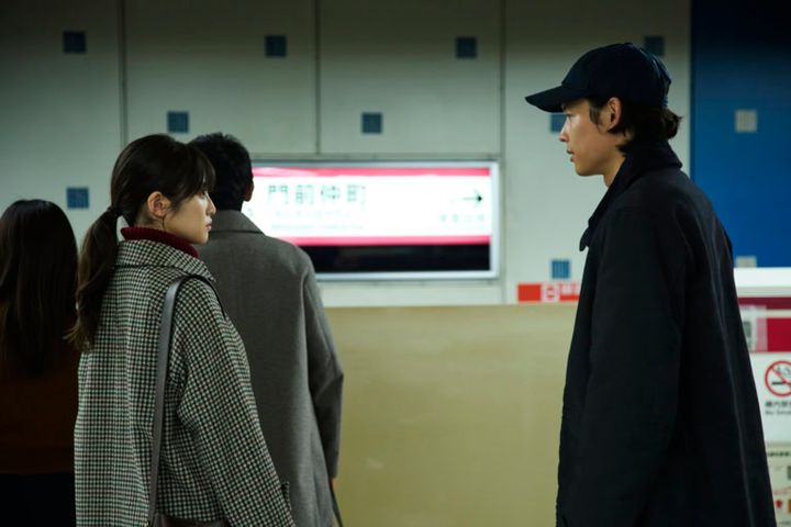 映画『白鳥とコウモリ』より容疑者の息子・倉木和真(松村北斗)と、被害者の娘・白石美令(今田美桜)