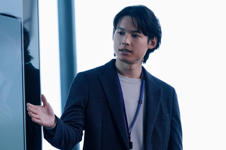 映画『白鳥とコウモリ』より広告代理店に勤める倉木和真(松村北斗)