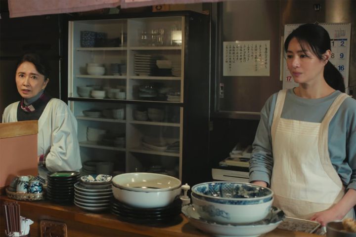 映画『白鳥とコウモリ』より小料理屋あすなろを営む浅羽洋子（風吹ジュン）と織恵（井川遥）