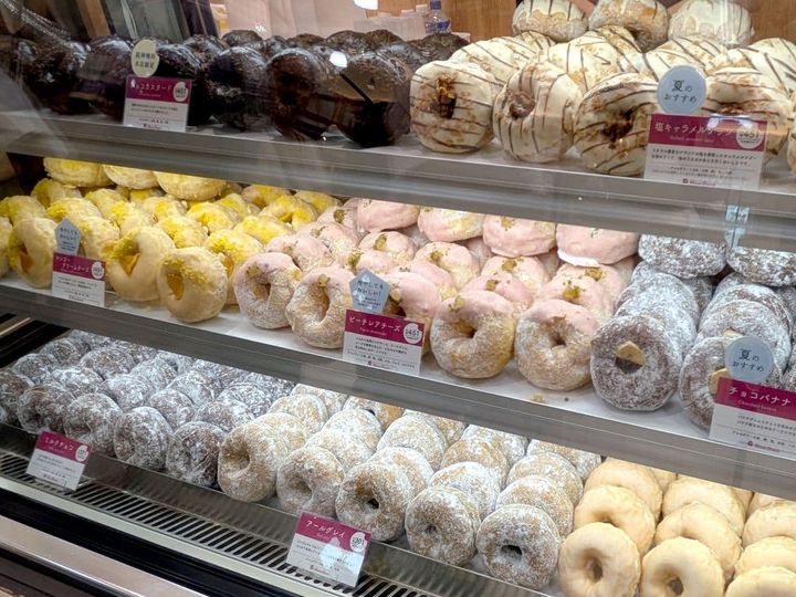 神奈川・三浦から登場のミサキドーナツのブース。阪神梅田本店限定『チョコカスタード』など。