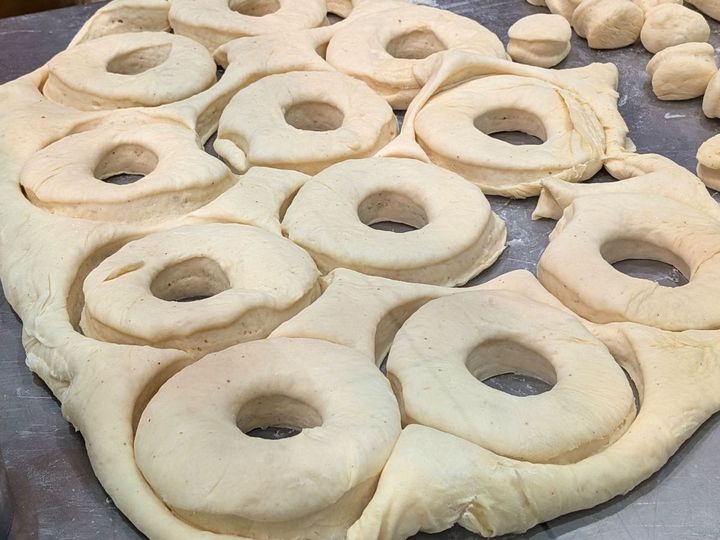 【東京/麻布十番】DUMBO Doughnuts and Coffeeの実演販売ブースで生地を作っていた。ドーナツを型抜きしているところ。