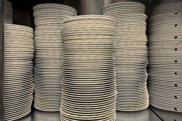 廃棄食器を秋田らしい器へ！秋田キャッスルホテルが約400枚の食器をリペア