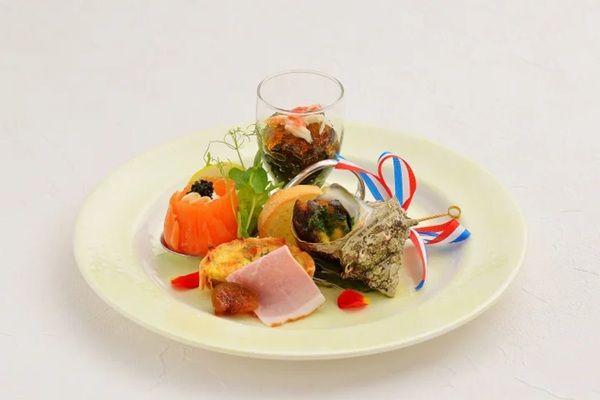 廃棄食器を秋田らしい器へ！秋田キャッスルホテルが約400枚の食器をリペア