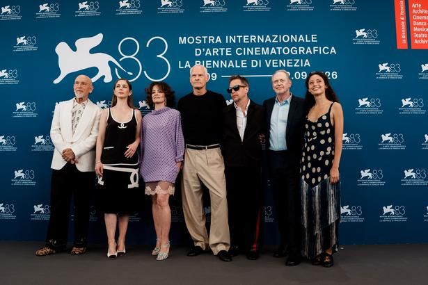【写真を見る】第83回ヴェネチア国際映画祭にマーティン・マクドナー監督らレジェンドたちが集結！ [c]2026 Searchlight Pictures. All Rights Reserved.