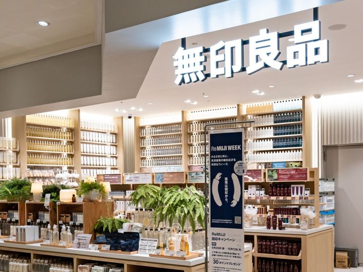 「無印良品」から販売されている「アルミ たためる軽量 室内物干しラック」「アルミ たためる軽量 ランドリーワゴン」「ナイロンメッシュ 平干しネット」が注目を集めています。SNSでも反響を呼んでいる同商品の魅力を紹介します。
