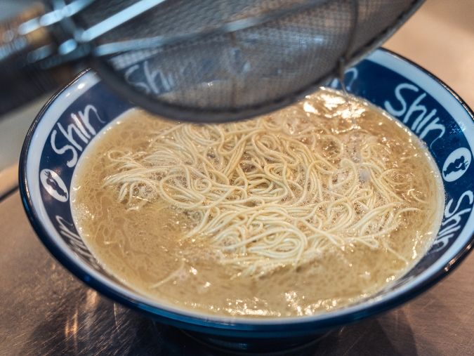 博多らーめんShinShin 天神本店 麺