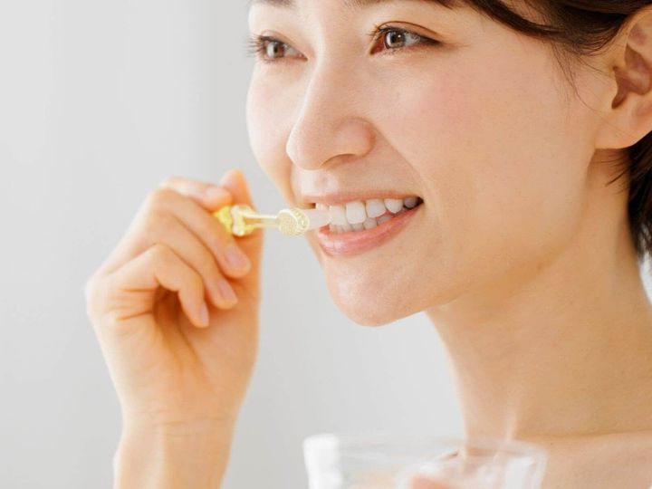 【歯科医が回答】歯周病が悪化すると、抜歯しても終わらず、アゴの骨にまで炎症が広がり治療が長引くリスクもあります。歯周病を悪化させてしまう人の共通点とは？ 分かりやすく解説します。（※画像：Shutterstock.com）