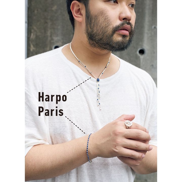 ハルポのネックレスとブレスでシンプルなTシャツにアクセントをプラス