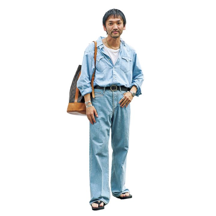 デニムONデニムにヴィトンのバッグを肩掛けした服飾専門商社勤務の綾 瞳さん