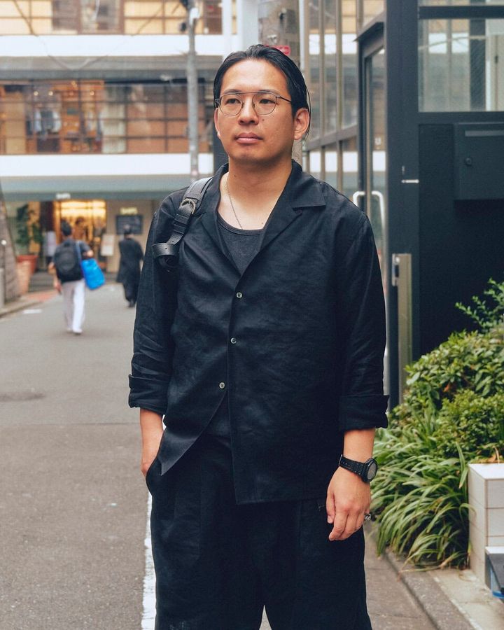 【30代スナップ＠渋谷】オールブラックコーデへのスパイスはシルバーの小物とスニーカー